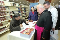 توقيع  كتاب بعنوان : إدارة الممتلكات الكنسية بحسب شرع الكنيسة الكاثوليكية للأب  الدكتور ريمون جرجس 
