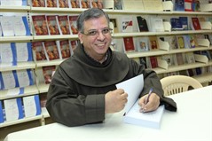 توقيع  كتاب بعنوان : إدارة الممتلكات الكنسية بحسب شرع الكنيسة الكاثوليكية للأب  الدكتور ريمون جرجس 